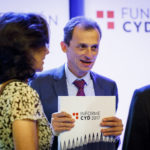 Pedro Duque con el Informe CYD 2017 en sus manos